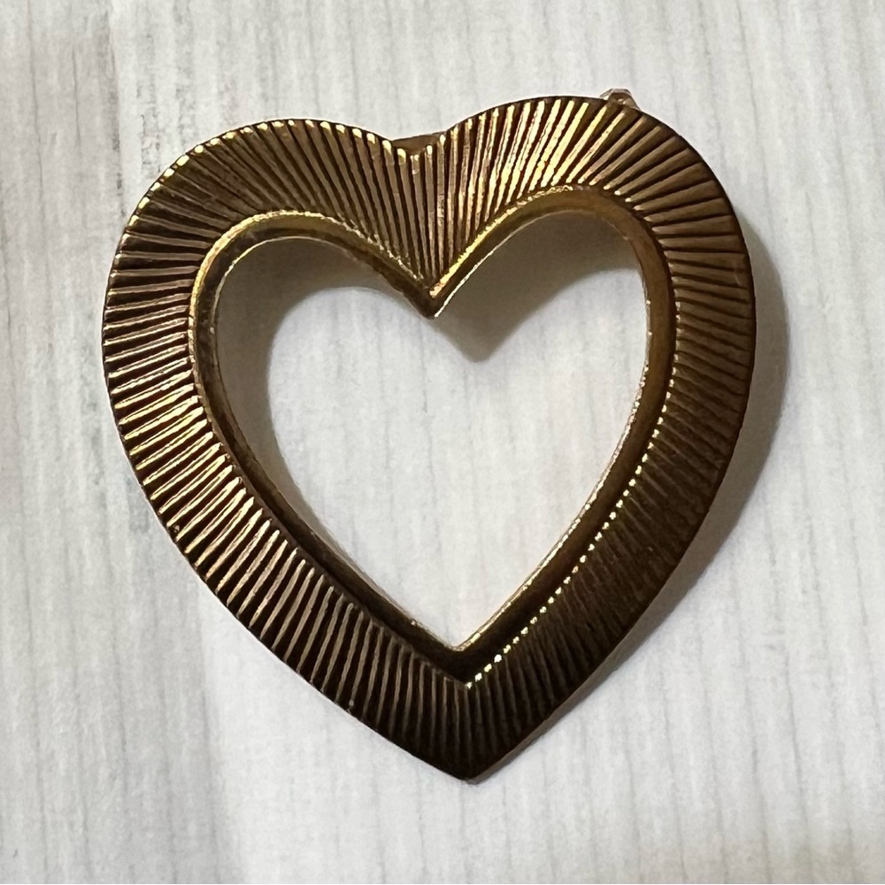 Vintage Brass Color Heart-Shaped Brooch Pin - Picture 7 of 7